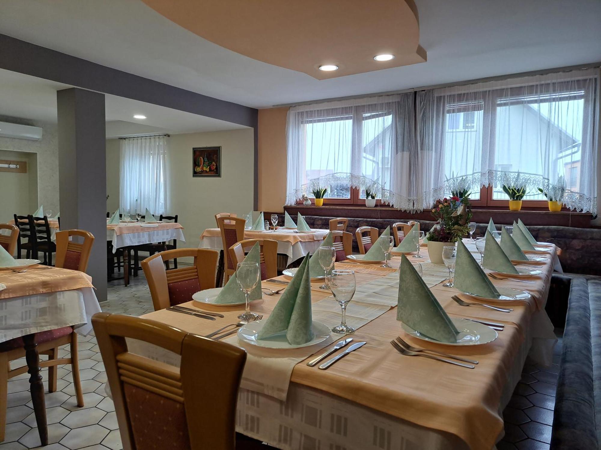 Guesthouse Zivko Dobrovce Ngoại thất bức ảnh