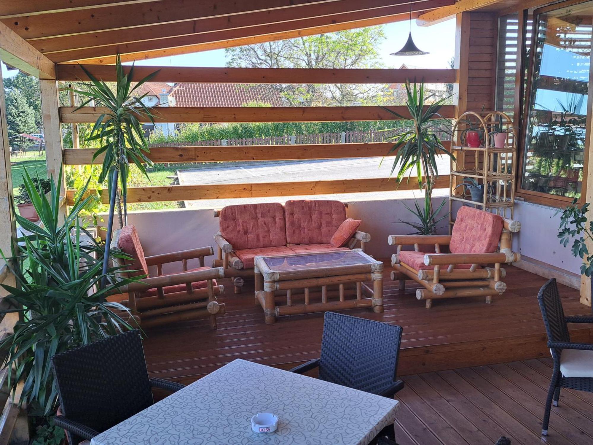Guesthouse Zivko Dobrovce Ngoại thất bức ảnh